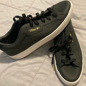 Women’s 9.5 Adidas sleek shoe